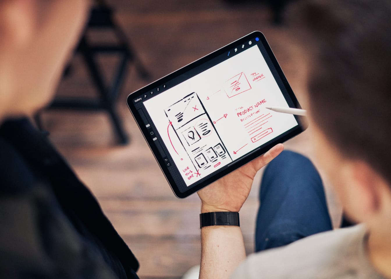 Tablet mit Wireframe-Skizzen